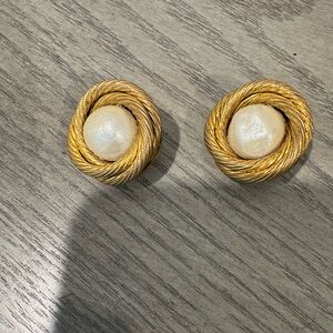 Vintage Authentic Chanel Elegant Gold and pearl clip on Women's Earrings